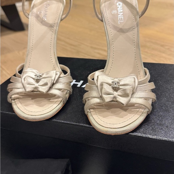 Chanel 13P Beige Satin Crystal CC Bow High Heels Size 38.5 - Picture 2 of 10